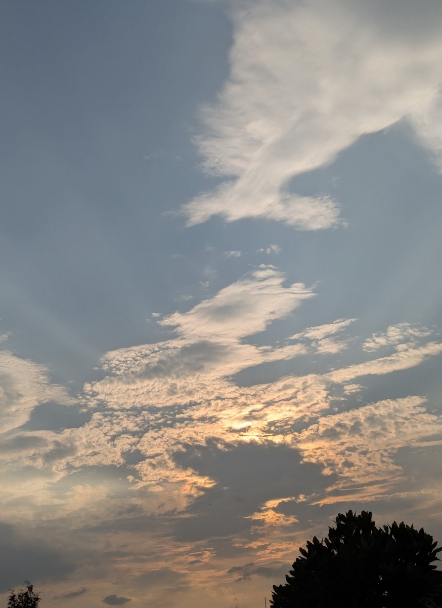 matsu5958's tweet photo. 綺麗な夕焼け〜、からの雷ゴロゴロ…⚡️そして大粒の雨。一瞬、あられも降りました。夏の夕方は天気が急変するね。これで少しでも涼しくなってくれるといいな🎐湿気退散！🙏 https://t.co/xbdgPoZkO3