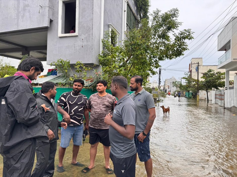 voiceoftwarwa's tweet photo. 🚨 Every monsoon, Vengambakkam – Anuram Nagar &amp; nearby layouts face the same flood issue. No proper rainwater outflow channel causes water stagnation and enters homes. Multiple complaints to authorities, but only assurances. Request permanent stormwater solution before next rain. https://t.co/ClhJmBMkcx