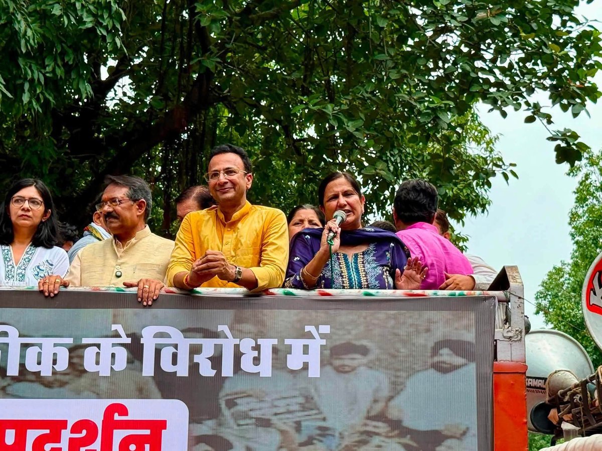 bjpvinodbh's tweet photo. पंजाब में हो रहे पेपर लीक की घटनाओं से युवाओ का भविष्य के साथ हो रहे खिलवाड़ के विरोध में प्रदर्शन दिल्ली प्रदेश  अध्यक्ष हर्ष मल्होत्रा  के नेतृत्व में.             पंजाब के मुख्यमंत्री और शिक्षा मंत्री इस्तीफा दो. https://t.co/y5v3QEm0bH