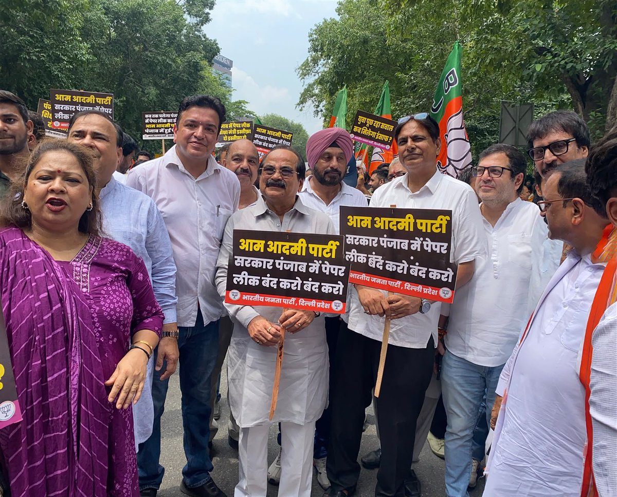 bjpvinodbh's tweet photo. पंजाब में हो रहे पेपर लीक की घटनाओं से युवाओ का भविष्य के साथ हो रहे खिलवाड़ के विरोध में प्रदर्शन दिल्ली प्रदेश  अध्यक्ष हर्ष मल्होत्रा  के नेतृत्व में.             पंजाब के मुख्यमंत्री और शिक्षा मंत्री इस्तीफा दो. https://t.co/y5v3QEm0bH
