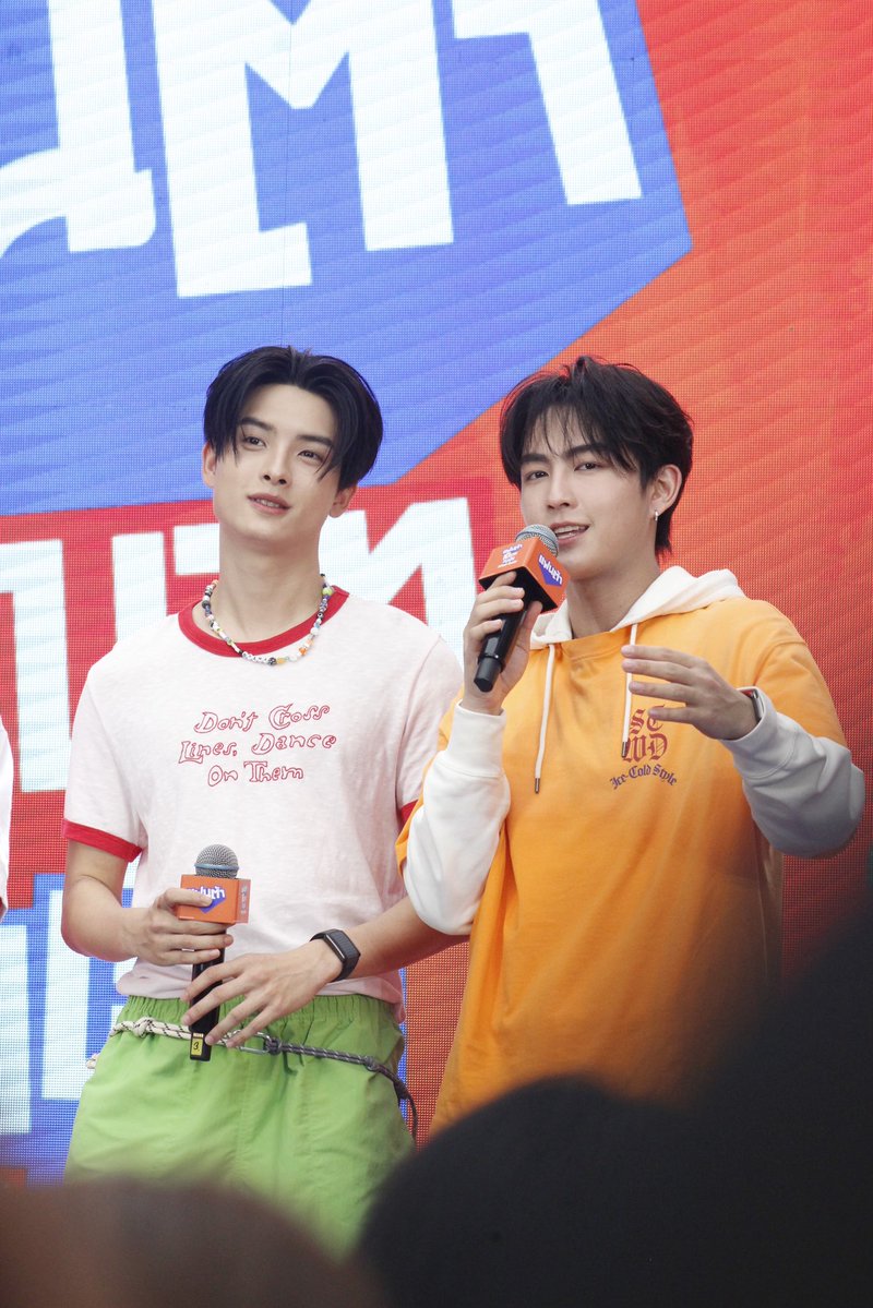 imploylove's tweet photo. ตั้งใจฟังน้องมากคับพี่

Fanta X BUS 

#FantaXBUS
#KHUNPOL #HEARTchuthiwat https://t.co/NOjGvWWBYi