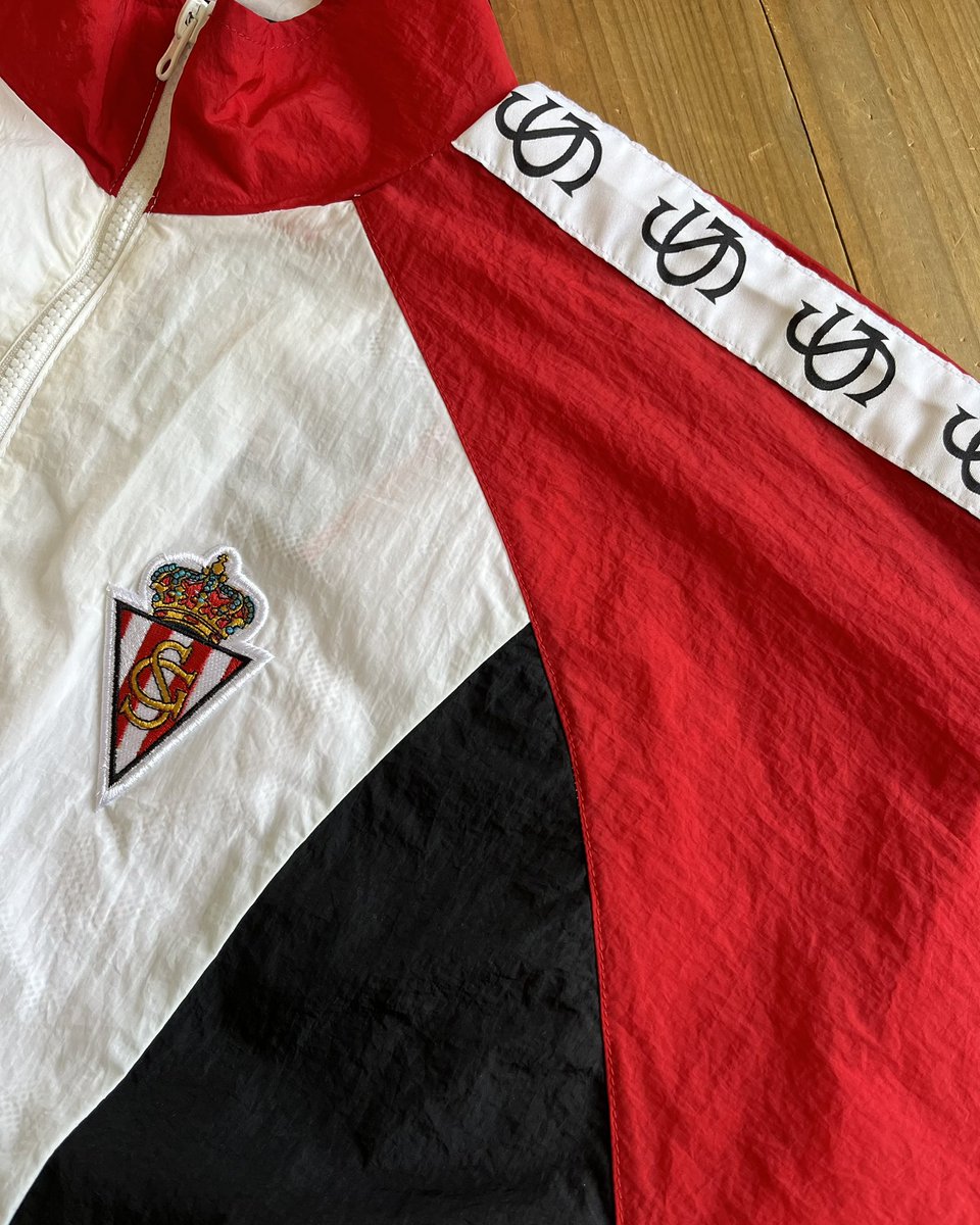 Coolligan's tweet photo. Estilo urbano, alma rojiblanca.
Ya disponible la nueva chaqueta del @RealSporting 🤝🏻 @Coolligan. https://t.co/fOppaR4AVK