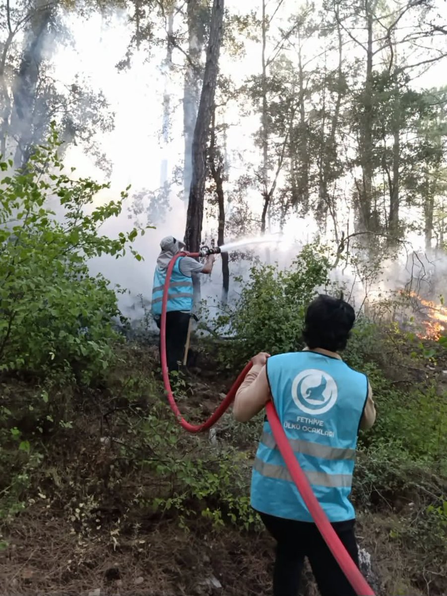 Ulku_Ocaklari's tweet photo. 📍Muğla

Ülkü Ocakları Muğla İl Başkanlığı tarafından, Muğla/Fethiye Gökçeovacık ve İnlice Mahalleleri’nde meydana gelen yangınlarda devletimizin ilgili kurumlarıyla koordinasyon sağlanarak; söndürme, soğutma ve yardım çalışmalarında bulunuldu. https://t.co/2tegr0eWYJ
