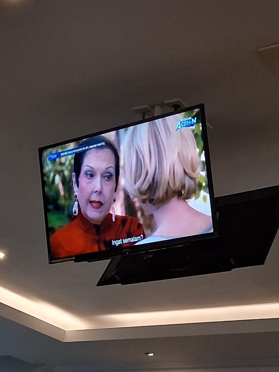 singwit_merah's tweet photo. we got mullholand drive playing on local tv uncensored #indonesiaprogresif2045 https://t.co/elIpLuXLY2