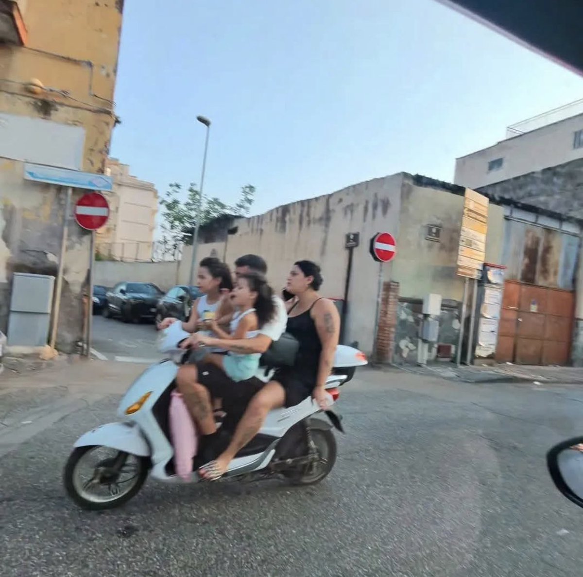 Presidenteluca's tweet photo. Tipica famiglia di Cirolandia https://t.co/15tb3nRzYU