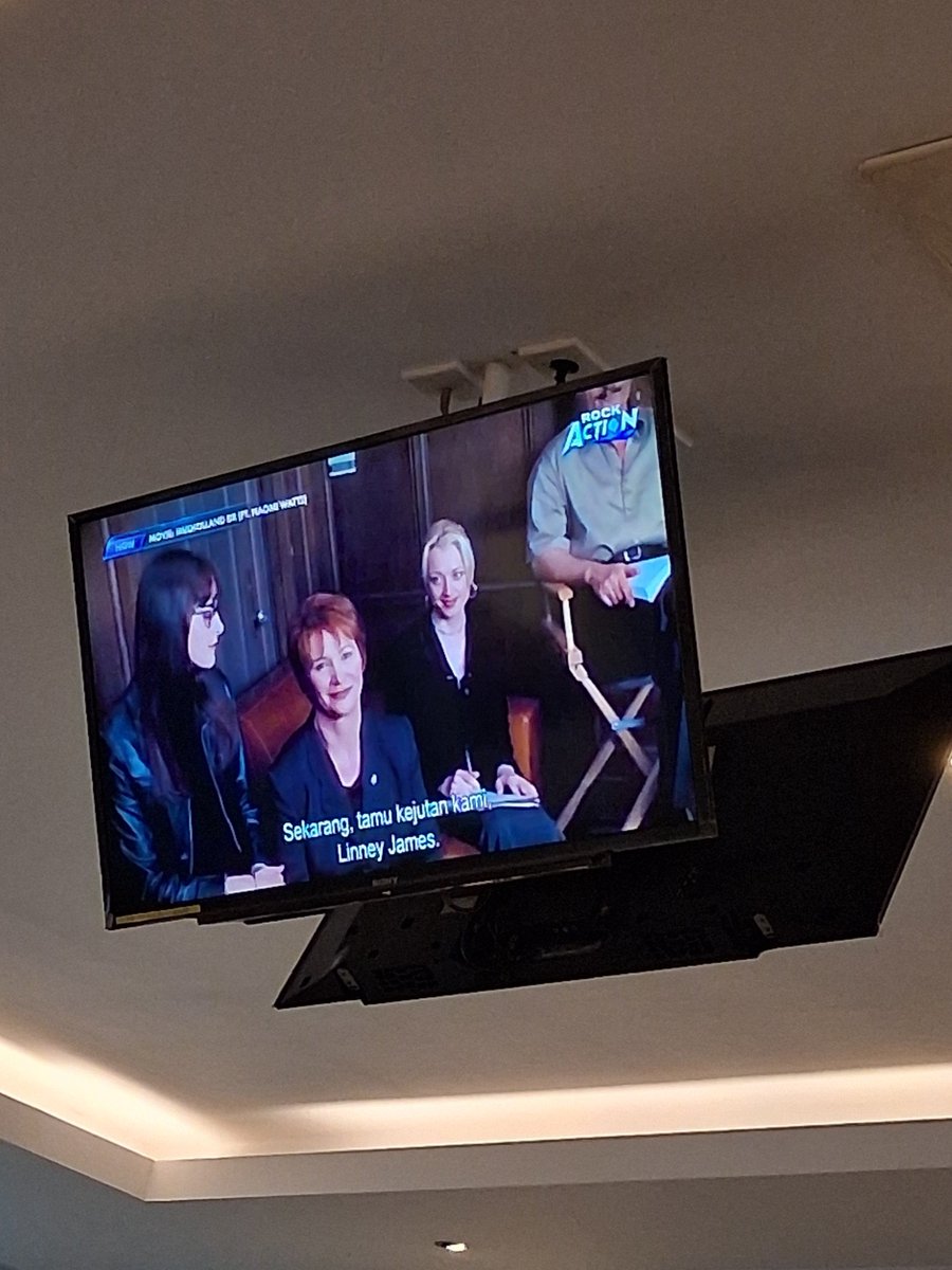 singwit_merah's tweet photo. we got mullholand drive playing on local tv uncensored #indonesiaprogresif2045 https://t.co/elIpLuXLY2