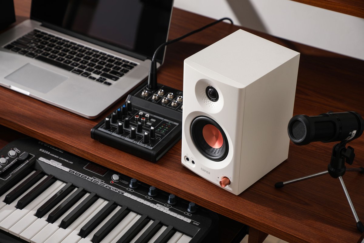 EdifierNA's tweet photo. The EDIFIER MR3 delivers accurate, balanced sound in a compact studio monitor designed for creators and everyday listening. 

Get 15% off for Back to School, link in bio. 

#EDIFIER #MR3 #StudioMonitor #Speakers #Audio #Explore https://t.co/8HjPgG4yM3