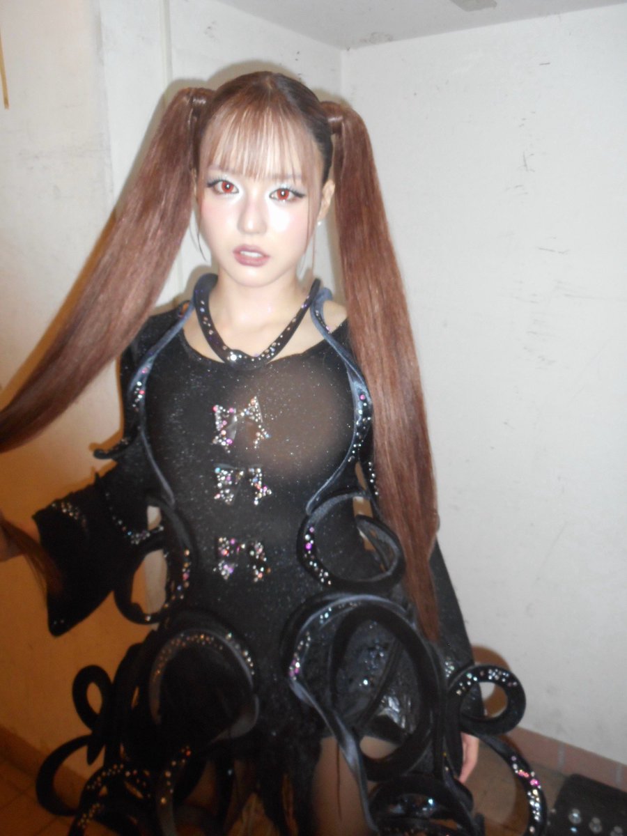 alphazbarbie's tweet photo. dare i say this is one of juria’s best looks ever 🖤 https://t.co/hkMthTeqQ1