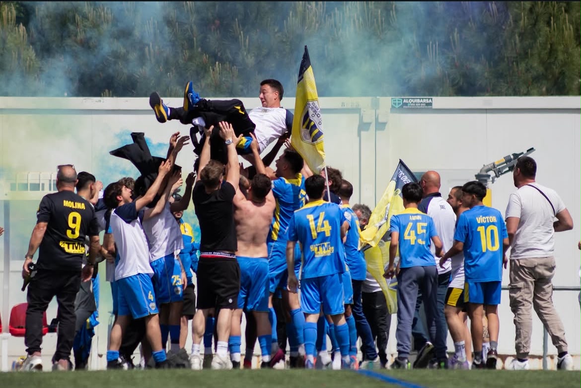 Areadejoctrs's tweet photo. ⚽️🏆 La #CopaCat 2026-2027 ja té els seus primers emparellaments i es disputarà el 29 i 30 d’agost.
🔵⚪️ El CF Pueblo Nuevo 2002 serà un dels protagonistes de l’estrena. L’equip terrassenc debutarà a casa davant la UE Planadeu Roureda, conjunt sabadellenc de Tercera Catalana. https://t.co/hjkIwjSH92