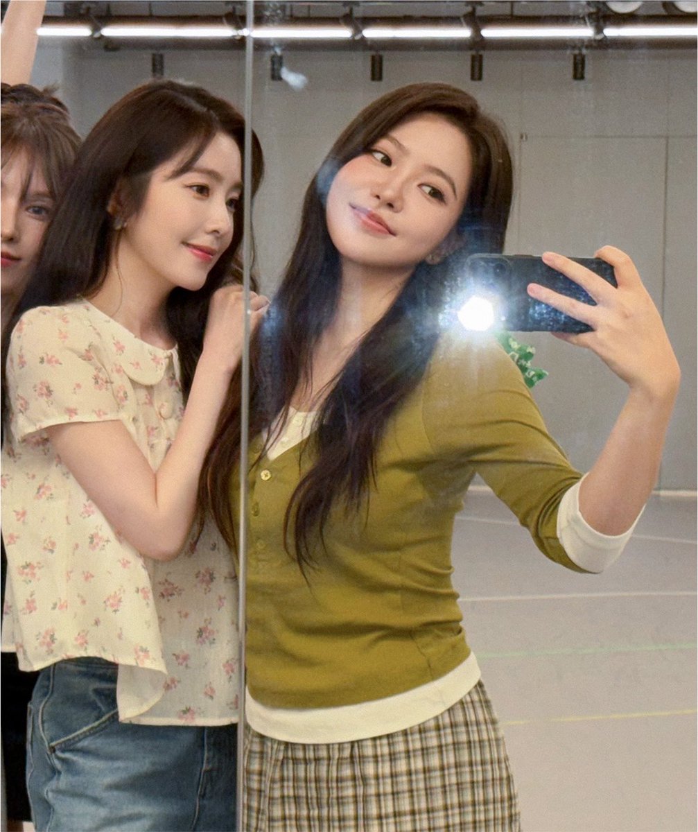 _bal_bal_'s tweet photo. 예림씨 혹시 어깨에 토끼는 키우시는건지? https://t.co/dnNI8d2wlk