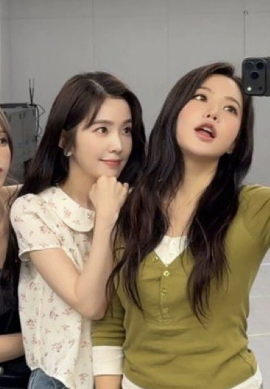 _bal_bal_'s tweet photo. 예림씨 혹시 어깨에 토끼는 키우시는건지? https://t.co/dnNI8d2wlk