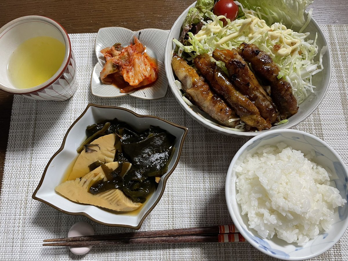YuKi06594554's tweet photo. 晩ご飯に白ネギと人参の豚巻きを作った🍃
🥗豚巻き照り焼き
🌿筍とワカメの煮物
🥬キムチ
#おうちごはん 
#料理好きな人と繋がりたい 
#料理記録 
🥣🍳🥗🍅🫛 https://t.co/bBeT9HilNP