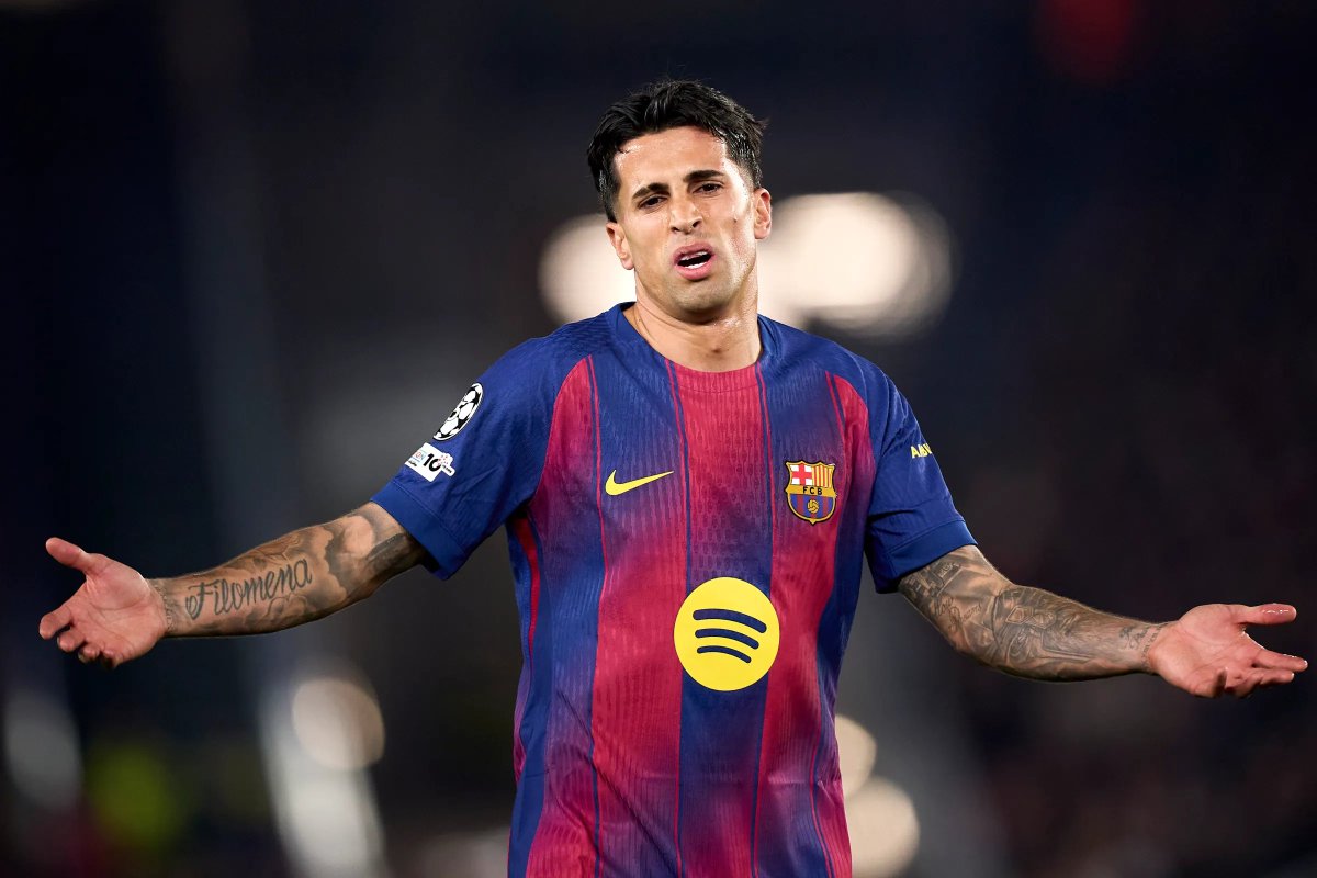 RadioCuler's tweet photo. 🚨 Cancelo NÃO APARECE no Al-Hilal enquanto negocia retorno ao Barça

João Cancelo era esperado nesta quarta-feira na reapresentação do Al-Hilal.

O português NÃO APARECEU.

Rúben Neves, seu companheiro de seleção, se apresentou normalmente e já passou pelos exames médicos.

A ausência de Cancelo acontece enquanto o Barcelona avança nas negociações para contratar o lateral.

O português mantém o desejo de voltar ao Barça e o Al-Hilal, segundo o 'Arriyadiyah', não pretende dificultar sua saída.

Cancelo tem contrato até 2027, mas o negócio pode sair por cerca de €10 milhões.

Hansi Flick quer o jogador de volta. O técnico aprovou seu rendimento e vê Cancelo como opção para os dois lados da defesa.

Em sua passagem pelo Barcelona, Cancelo disputou 65 jogos, marcou 6 gols e deu 9 assistências.

Agora, o Barça trabalha para transformar o desejo do jogador em acordo.

🗞️ @bonagerman | @sport
📸 Pablo Rodriguez/Quality Sport Images