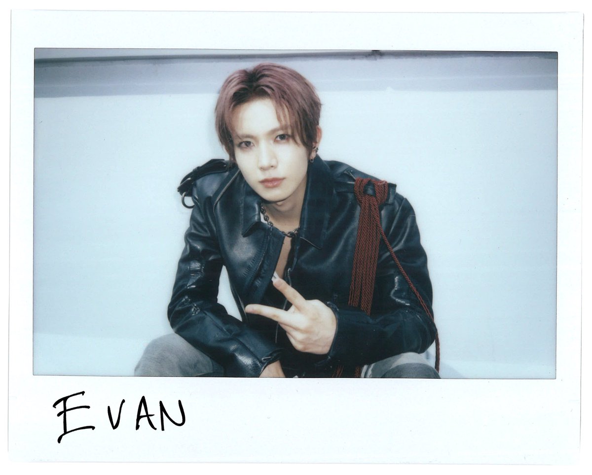 LHSGlobalTeam's tweet photo. [📸] WEVERSE | 260730

To. EVER

Are you all doing well, EVER?? It’s Evan.

As I wrap up my “RIDE OR DIE” promotions and look through the photos, I feel proud knowing that so many happy memories I already want to go back to have been left behind.

Throughout these days, I gained so much strength from seeing your endless support, whether from near or far. It really meant a lot to me, day by day haha.

I can feel myself opening up more to you, EVER, and getting closer to you, and honestly, if things keep going like this, I have nothing to worry about!

Even while preparing for my comeback, I’ll keep coming often so you won’t feel bored or lonely. I love you, EVER ❤️❤️

🔗 https://t.co/OdEm1a8n0H

#EVAN #에반 #ヒスン #李羲承 @h_evva_n @evan_officialJP