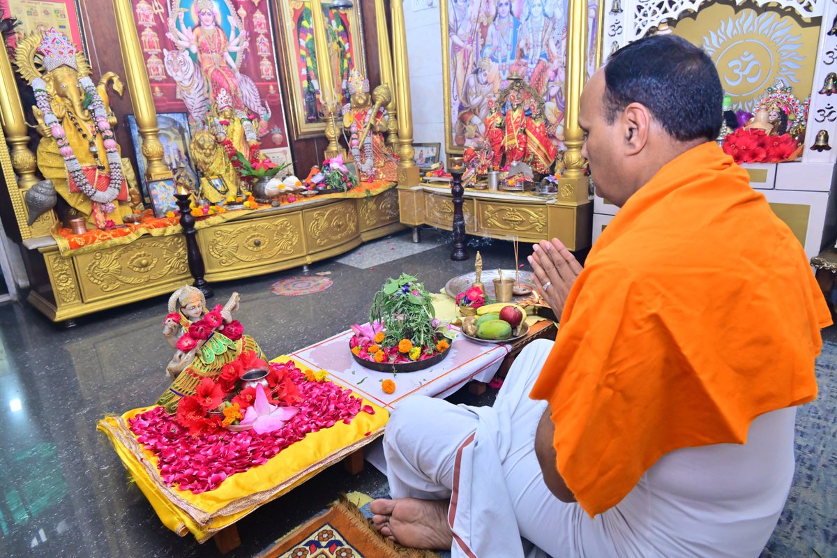 brajeshpathakup's tweet photo. "कर्पूरगौरं करुणावतारं संसारसारं भुजगेन्द्रहारम्। 
सदा बसन्तं हृदयारबिन्दे भवं भवानी सहितं नमामि॥" 

आज आवास पर भगवान भोलेनाथ की आराधना एवं शिव साधना को समर्पित पावन श्रावण मास के शुभारंभ अवसर पर पूजा-अर्चना करते हुए। 

देवाधिदेव महादेव से प्रार्थना है कि यह पावन मास आप सभी देश एवं प्रदेशवासियों के जीवन में सुख, शांति, उत्तम स्वास्थ्य, समृद्धि तथा आध्यात्मिक चेतना का संचार करे। 

#हर_हर_महादेव 
#श्रावण_मास_2026