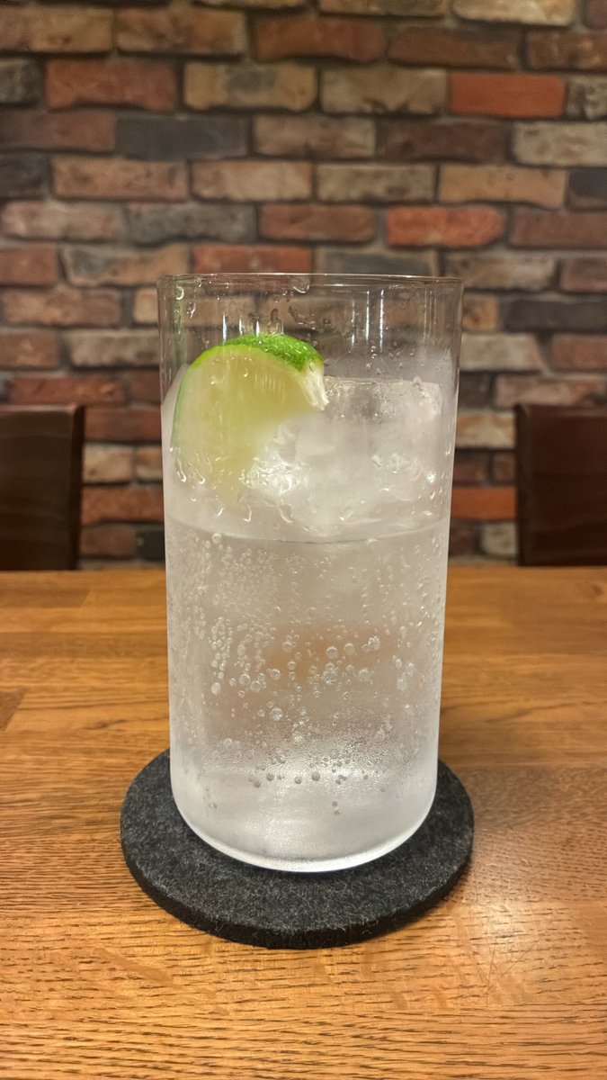 barcroots's tweet photo. 一雨の後はジトッとしますが
爽やかなジントニックでリセット！
 #田端 #バー #bar #クラフトジン #クラフトビール #ウイスキー 
本日も25時まで通常営業です！ 
フードラスト24:00分   
ドリンクラスト24:30分   
(4名以上、酔っている方、の入店はお断りいたします) https://t.co/F0V3nvUMWG