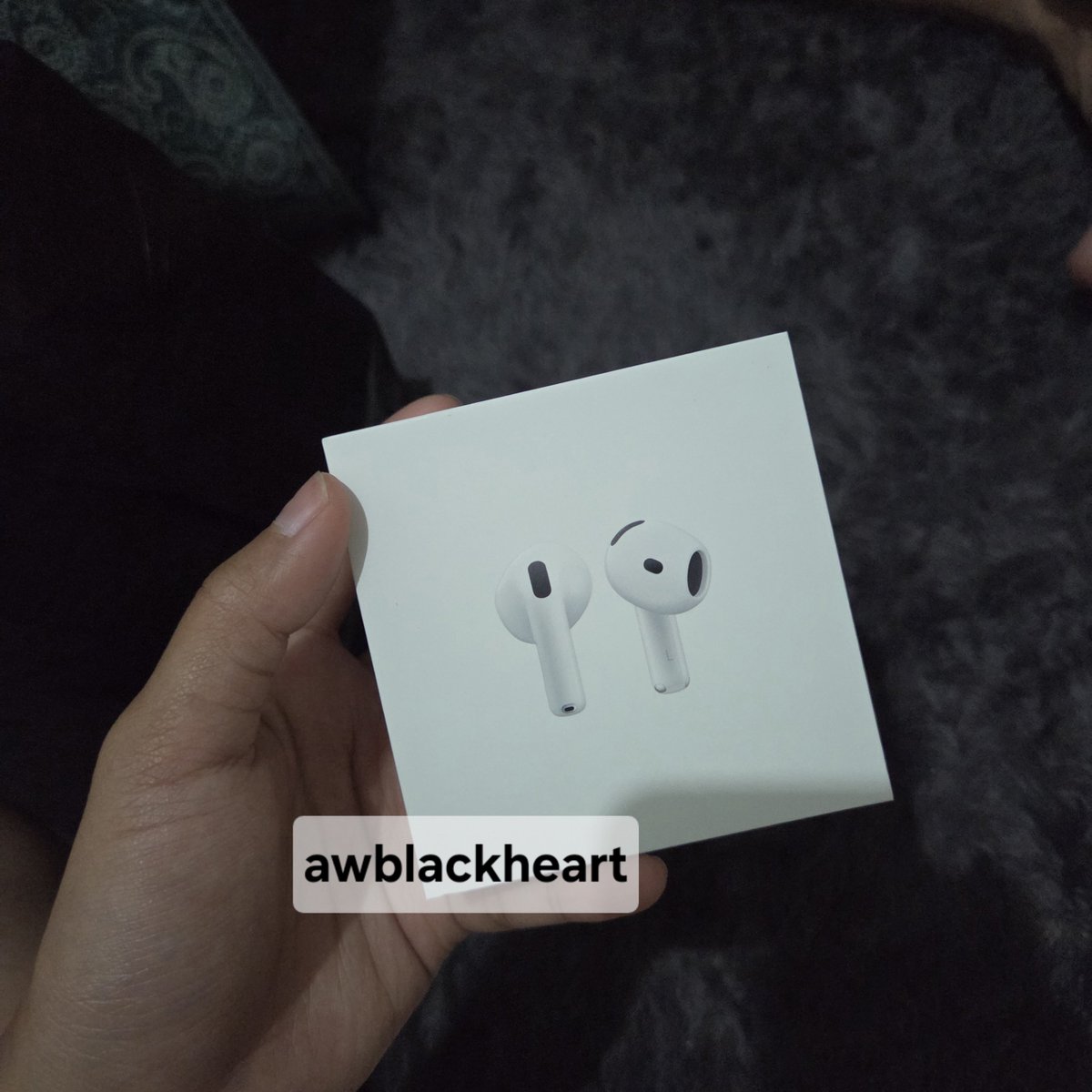 awblackheart's tweet photo. WTS AirPods 4 (Brand New, Sealed) 🤍
Garansi Resmi Indonesia
💰 Rp1.700.000 (nego tipis)
Fullset, belum pernah dipakai.
📦 Bisa kirim seluruh Indonesia
📍COD (jika memungkinkan)
DM if interested!

#airpods #wts #wtb #zonauang #zonajajan https://t.co/zkDQ2YxE9P