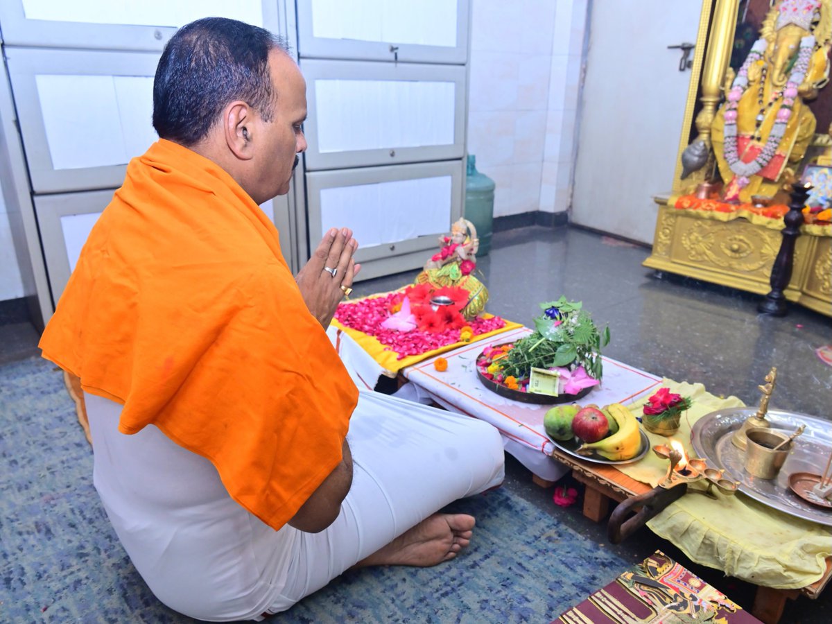 brajeshpathakup's tweet photo. "कर्पूरगौरं करुणावतारं संसारसारं भुजगेन्द्रहारम्। 
सदा बसन्तं हृदयारबिन्दे भवं भवानी सहितं नमामि॥" 

आज आवास पर भगवान भोलेनाथ की आराधना एवं शिव साधना को समर्पित पावन श्रावण मास के शुभारंभ अवसर पर पूजा-अर्चना करते हुए। 

देवाधिदेव महादेव से प्रार्थना है कि यह पावन मास आप सभी देश एवं प्रदेशवासियों के जीवन में सुख, शांति, उत्तम स्वास्थ्य, समृद्धि तथा आध्यात्मिक चेतना का संचार करे। 

#हर_हर_महादेव 
#श्रावण_मास_2026