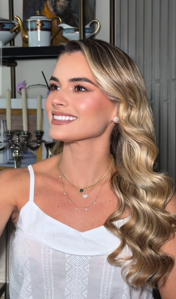 LemaPuerta1's tweet photo. La esposa del Presidente de Colombia, el Dr. @ABDELAESPRIELLA , es la #PrimeraDama más hermosa en la historia democrática de Colombia. https://t.co/ZVM9liKyxj