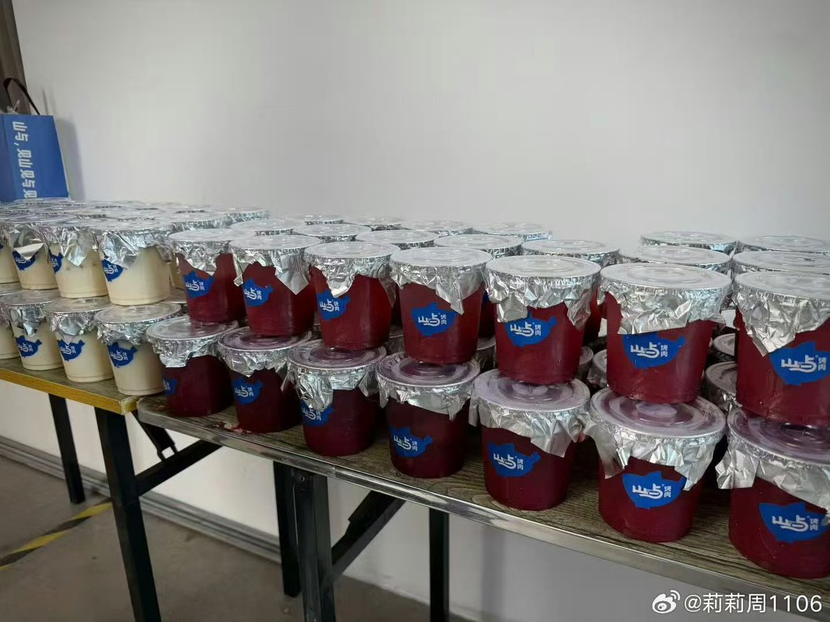 1812lllllleiiii's tweet photo. วันนี้น้อง #เหออวี่ เลี้ยงชานมอร่อยๆ ทีมงานกองซีรีส์ #许你星河千里 ของพี่ชายแก๊ง 🏍️ #เฉิงเหล่ย ด้วยยย เลี้ยงกันไปเลี้ยงกันมา เหมือนที่ผลัดกันยืมรถไปขับใช่ไหมน๊าาาา 😆 https://t.co/LlDEFONgza