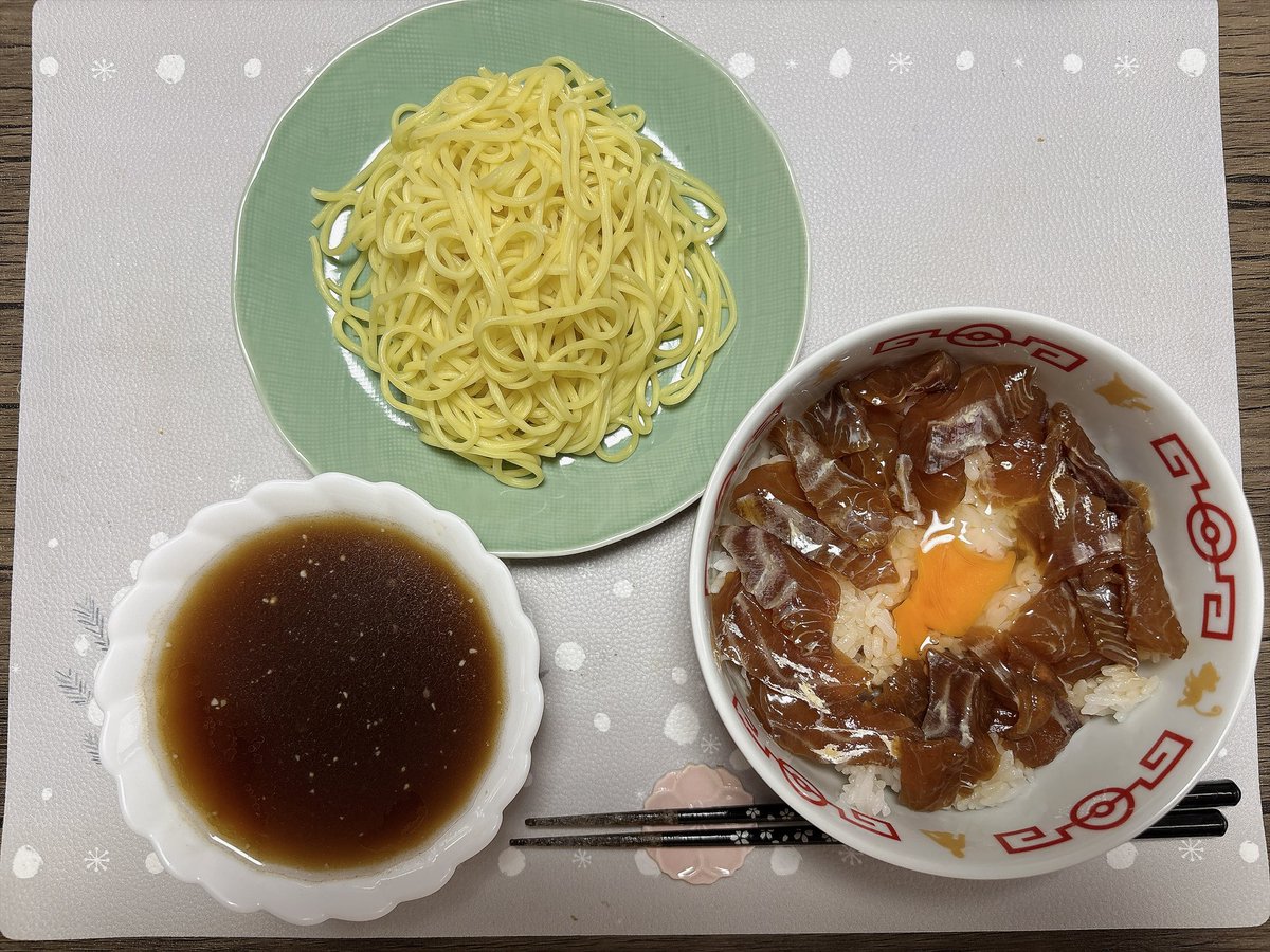 Shyog0305's tweet photo. 今日の晩飯　
白身魚の漬けつき見丼
和風つけ麺
つけ汁初めて作ったけど割といける🤔
次魚粉いれても美味しい気がした🍽️
#料理好きな人と繋がりたい
#おうちごはん　#晩ごはん
#自炊記録 https://t.co/njHZZe3Atx