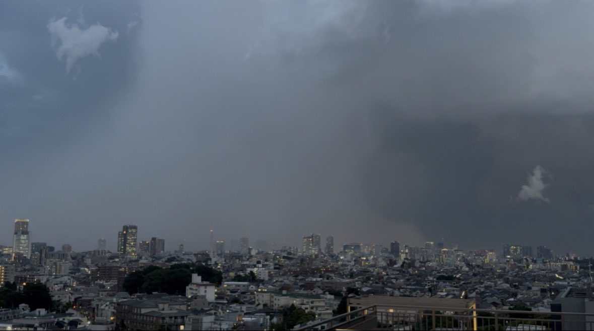 HiroshiYuasa__'s tweet photo. 雷⚡︎の音がしたので
ベランダから撮ったら凄い事になってた。
#ゲリラ豪雨 https://t.co/Np8OCEt222