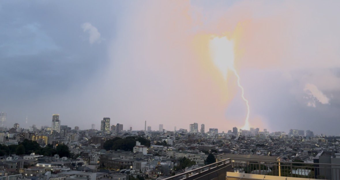 HiroshiYuasa__'s tweet photo. 雷⚡︎の音がしたので
ベランダから撮ったら凄い事になってた。
#ゲリラ豪雨 https://t.co/Np8OCEt222