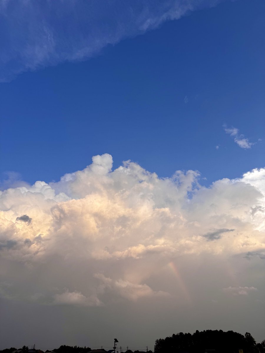 Xi7ySXjpj2EYGAU's tweet photo. こんばんは！
西の空に夕陽と雨柱が見えました☔️
東の空に再びダブルレインボーが🌈🌈
南の空は積乱雲がみるみるうちに大きくなって雷鳴と稲光がすごいです⚡️
2026.07.30  18:24〜18:30
#イマソラ ＃雲友の会 ＃雷 https://t.co/SdU3iXEwjb