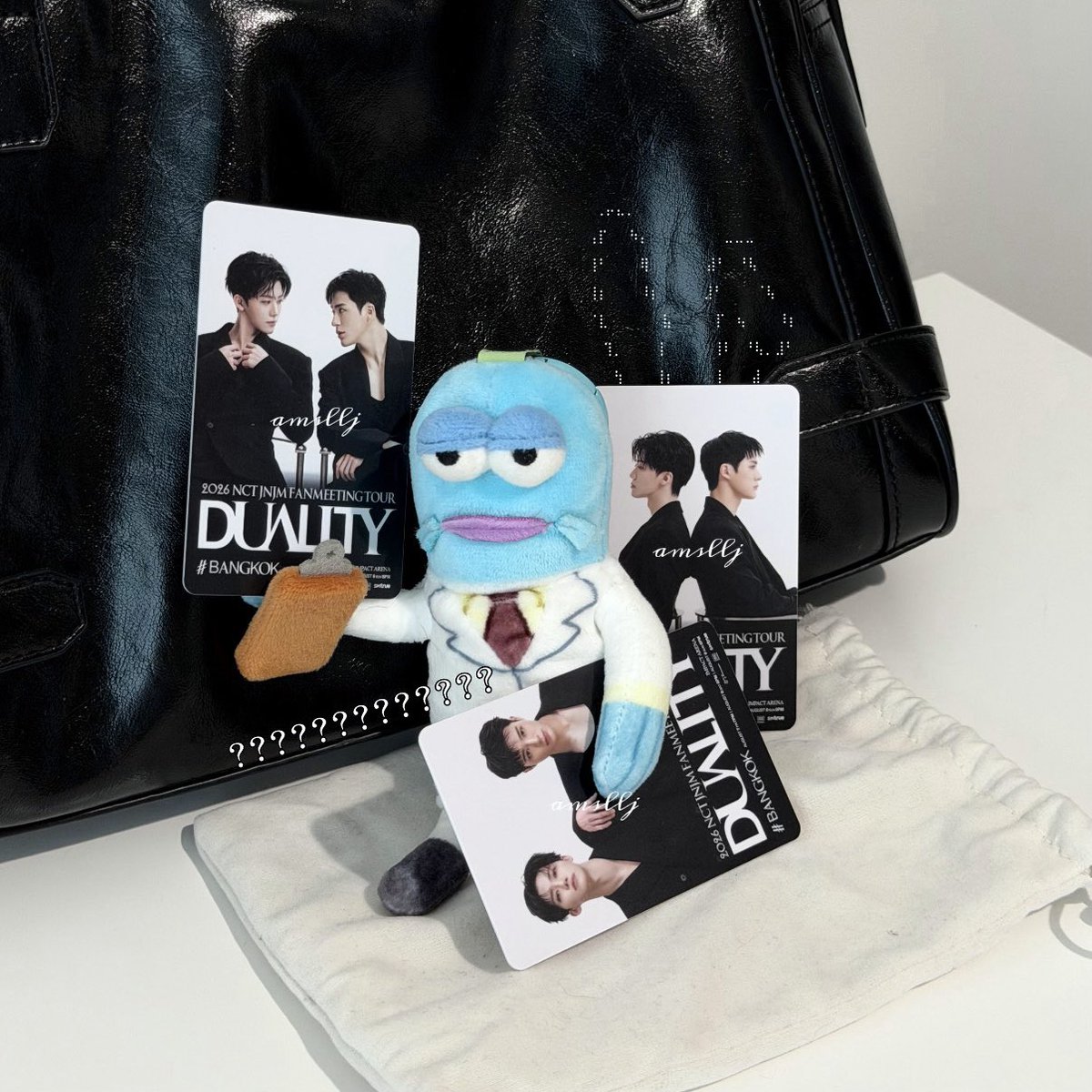 amsllj's tweet photo. บัตรเท่มาก ถ่ายกับตุ๊กตาอะไร (?) ก็ดูดี https://t.co/kLERnMMxUc