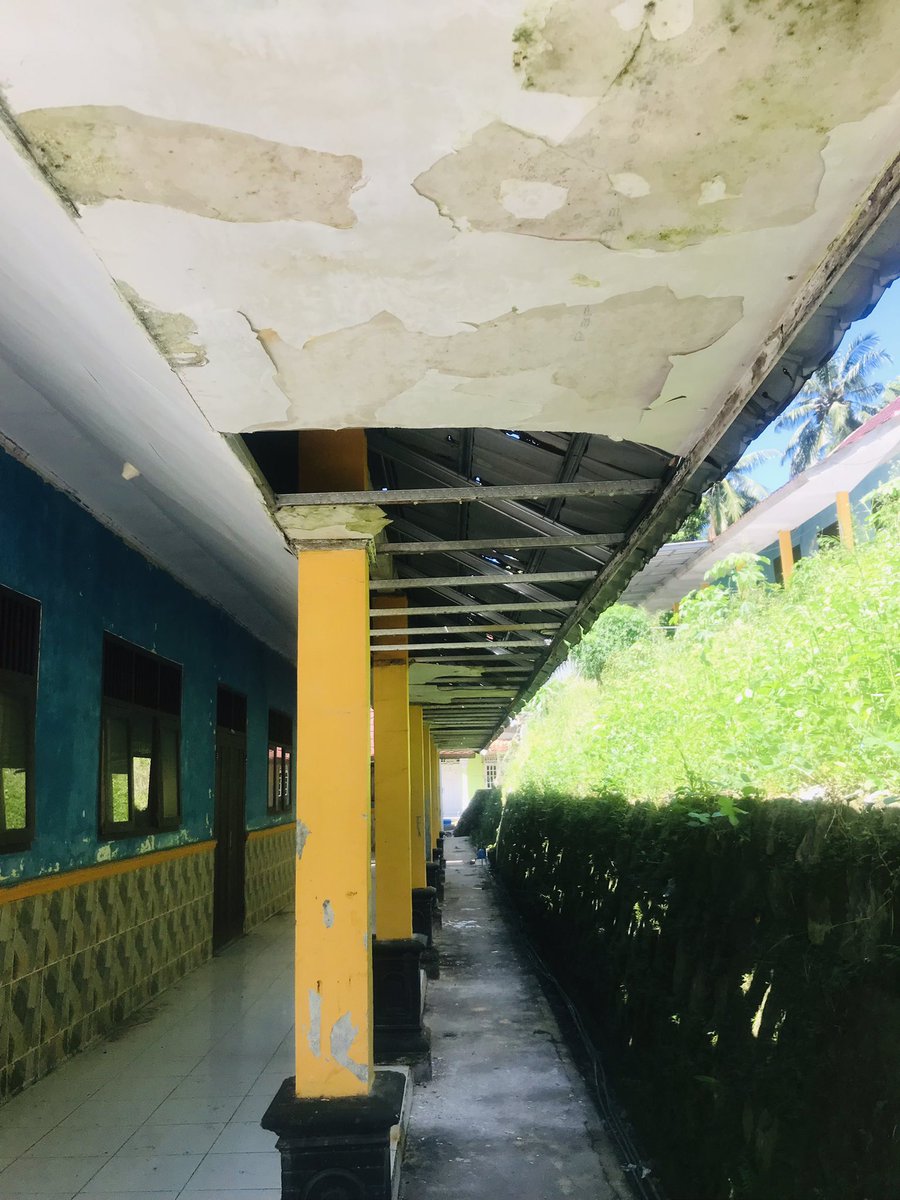 almushtofaa's tweet photo. @LambeSahamjja Pak pak... Mending duitnya buat bantuin sekolah di tempat gue yang pada bocor pak... https://t.co/D8M4hv2nH6