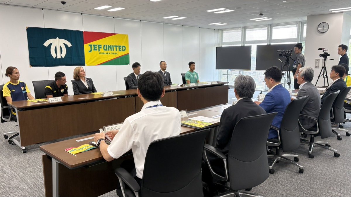 jef_united's tweet photo. 本日、トップチーム・レディースチームの監督、選手が両ホームタウンを表敬訪問しました。

【市原市】
#小林慶行 監督、#イサカゼイン 選手、レディースチーム #カルメレトレス 監督、#蓮輪真琴 選手が #市原市 の #小出譲治 市長を訪問。

26/27シーズンへの抱負や日頃のご支援への感謝をお伝えし、歓迎セレモニーでは市民の皆さまから温かいご声援をいただきました。

【千葉市】
#小林慶行 監督、#田口泰士 選手、レディースチーム #カルメレトレス 監督、#山口千尋 選手が #千葉市 の #神谷俊一 市長を訪問。

新シーズンへの決意と地域の皆さまへの感謝をお伝えしました。

千葉市、市原市の皆さま、いつもジェフへの温かいご支援ありがとうございます！

今シーズンも地域の皆さまとともに戦い、熱いプレーで千葉を盛り上げてまいります💛💚