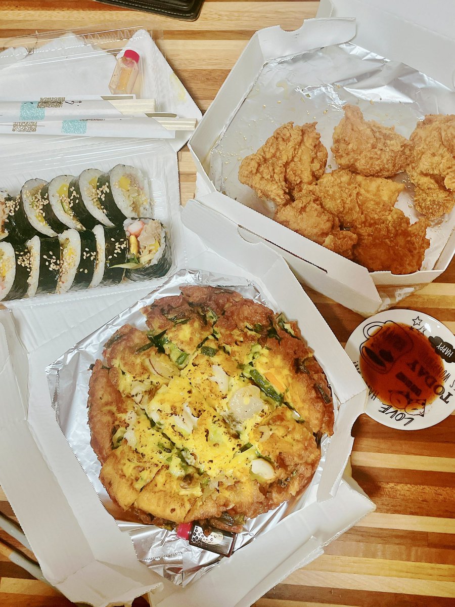 beaustylex's tweet photo. 今週もお疲れ様(^^)

今宵はテイクアウトで韓国料理

☑️キンパ
☑️海鮮チヂミ
☑️ニンニク醤油チキン🍗

おやすみ旬もあと少し😊

明日の朝8時から7月下旬ラストの配信です(*´○`)o¶~~♪

待ってるよー♡ https://t.co/aqhsaRIgZV
