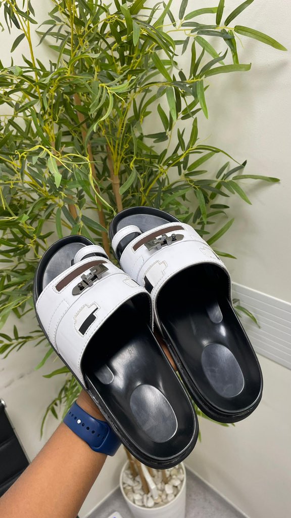 EzechibabyBB's tweet photo. Good morning everyone, 
My elder sister is a cobbler and she makes handmade footwear, here is her TikTok acct and works below.👇 https://t.co/Q8OKiLzm32