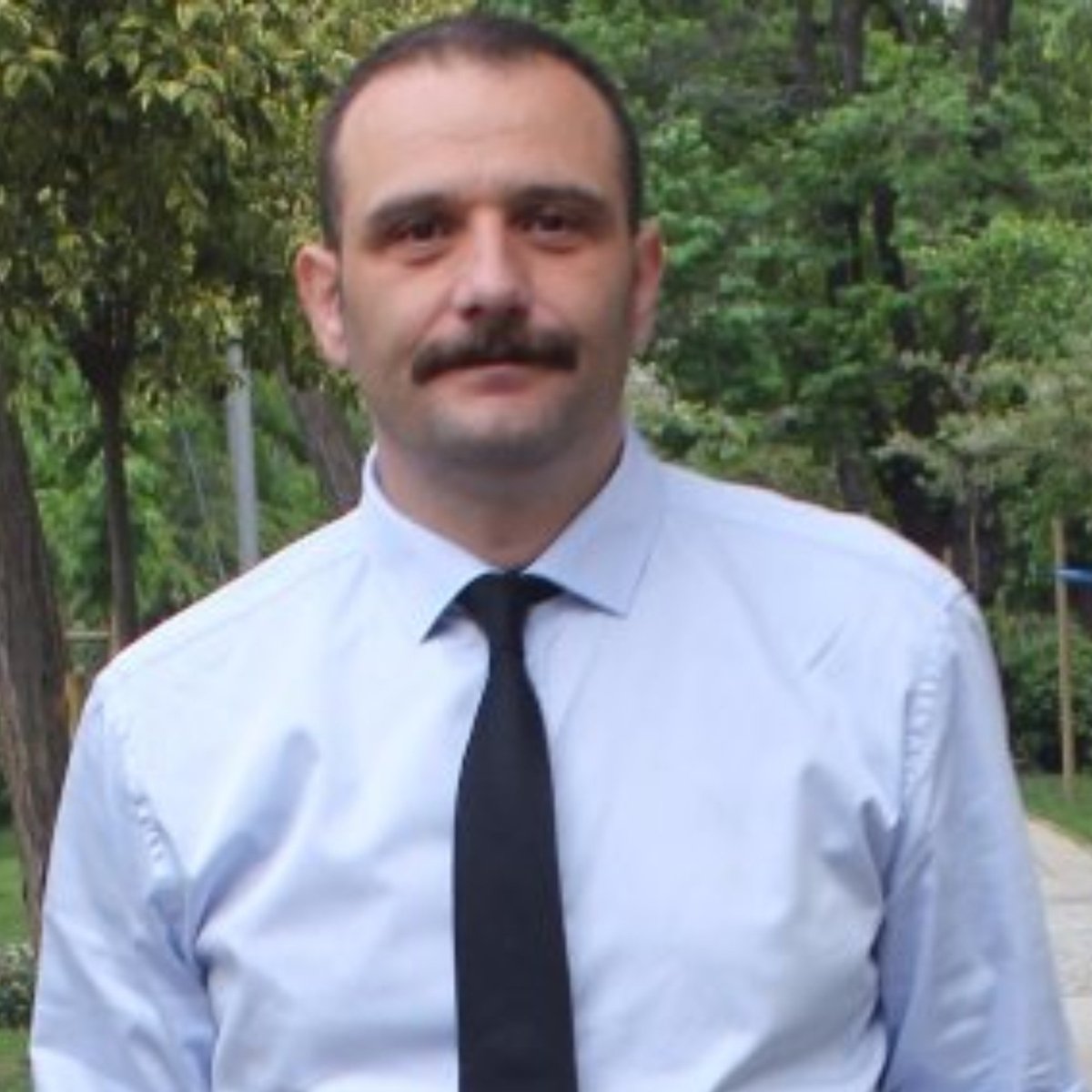 TCSerhatKaya's tweet photo. Nefes yazarı Aytunç Erkin: “2023 seçimleri öncesinde ‘kazanacak aday’ diyen lider kimdi? O dönem İYİ Parti Genel Başkanı olan Meral Akşener.

Akşener, Kemal Kılıçdaroğlu’nun adaylığına karşı çıktığı ve masadan ayrıldığı için ‘linç’ yedi ama bugün gelinen noktada herkesin birleştiği tanımlama; kazanacak aday!

Bir gün Meral Akşener konuşursa, o zaman neler yaşandığını anlarız.”