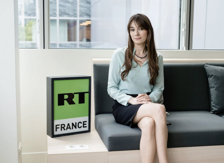 GertEwen's tweet photo. Frankreich demonstriert der Welt, was man in der EU unter Meinungs- und Pressefreiheit versteht. Paris weist die russische Journalistin Xenia Fedorowa aus, weil sie “eine besonders schwerwiegende und akute Gefahr für die öffentliche Ordnung” darstellt. Strafrechtlich Relevantes hat die ehemalige Leiterin von RT France nicht begangen. Sie vertritt lediglich eine konservative Meinung. 
Die EU und ihre Mitgliedstaaten zeigen inzwischen stark autokratische Züge. Diametral zu den real existierenden Verhältnissen in der EU steht deren  Selbstwahrnehmung und der damit verbundene Habitus, andere Länder und Regionen belehren zu müssen. Faktisch ist die EU längst eine Diktatur und sollte besser schweigen.