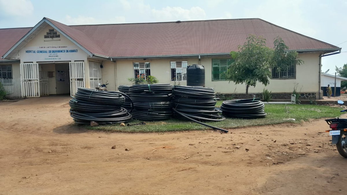 MSFcongo's tweet photo. L’accès à une eau potable de qualité reste un défi quotidien pour les habitants de #Kibirizi (Nord-Kivu).
Ce 30 juillet 2026, @MSFcongo  a remis un lot de matériel d’adduction d’eau au Comité d’Adduction d’Eau de la cité de Kibirizi afin de renforcer l’accès à une eau plus sûre. https://t.co/Txtlhv8qEM