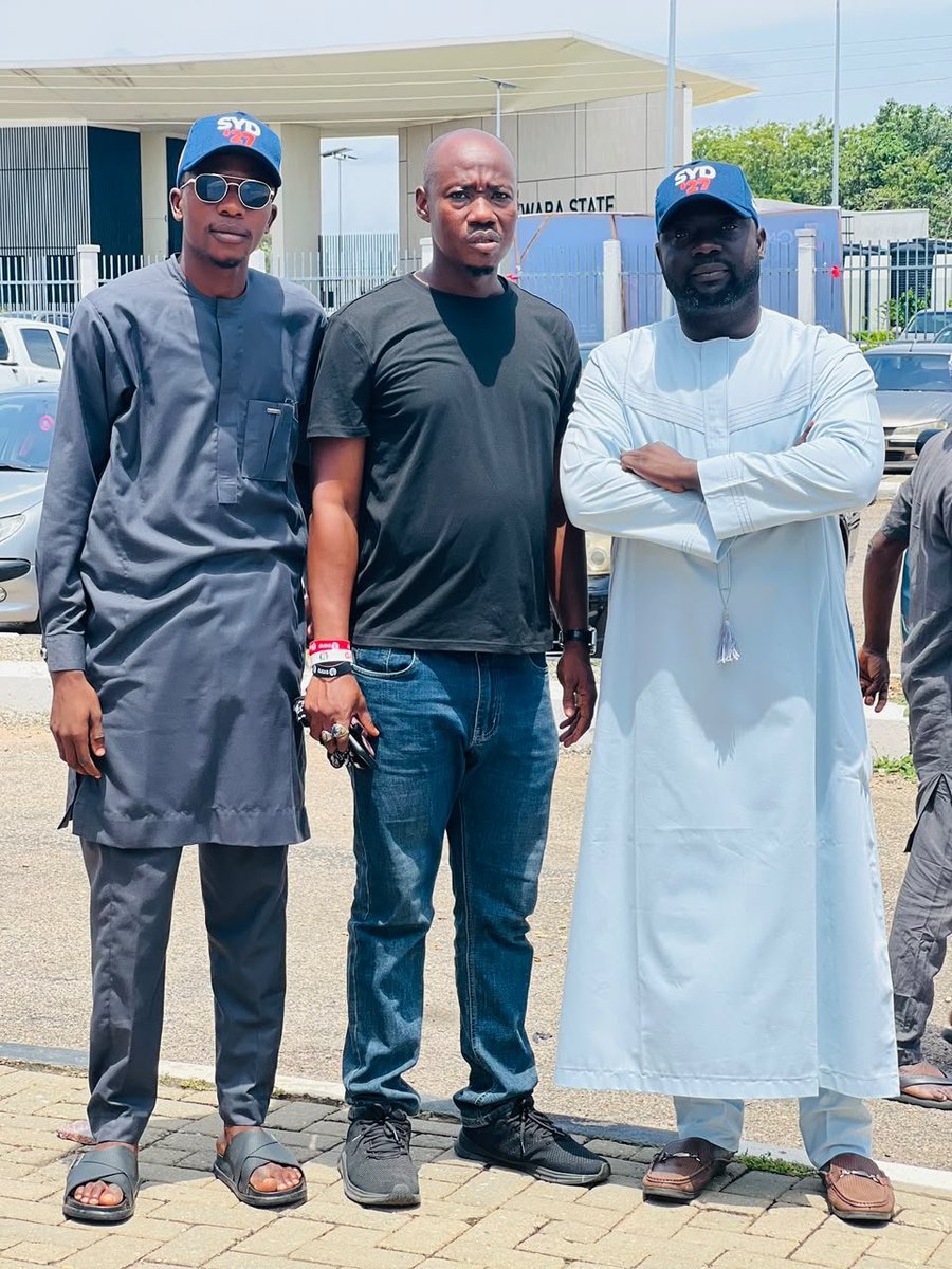 BabalegbaLoriKW's tweet photo. You Go Fine Like This And You Come Be Omo-Tapa 😂😂✔️✔️😂😂. This life isn't balance. https://t.co/fMvVuzlIa0