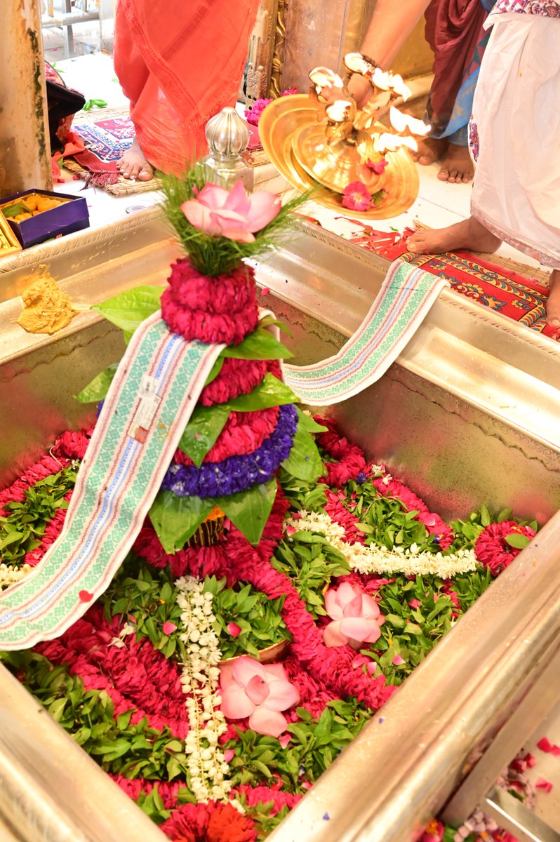 ShriVishwanath's tweet photo. श्री काशी विश्वनाथ जी की मध्यान्ह-भोग आरती I
#kashi #darshan #kashivishwanath #VishwanathDham #blessings https://t.co/p56VIgQ37c