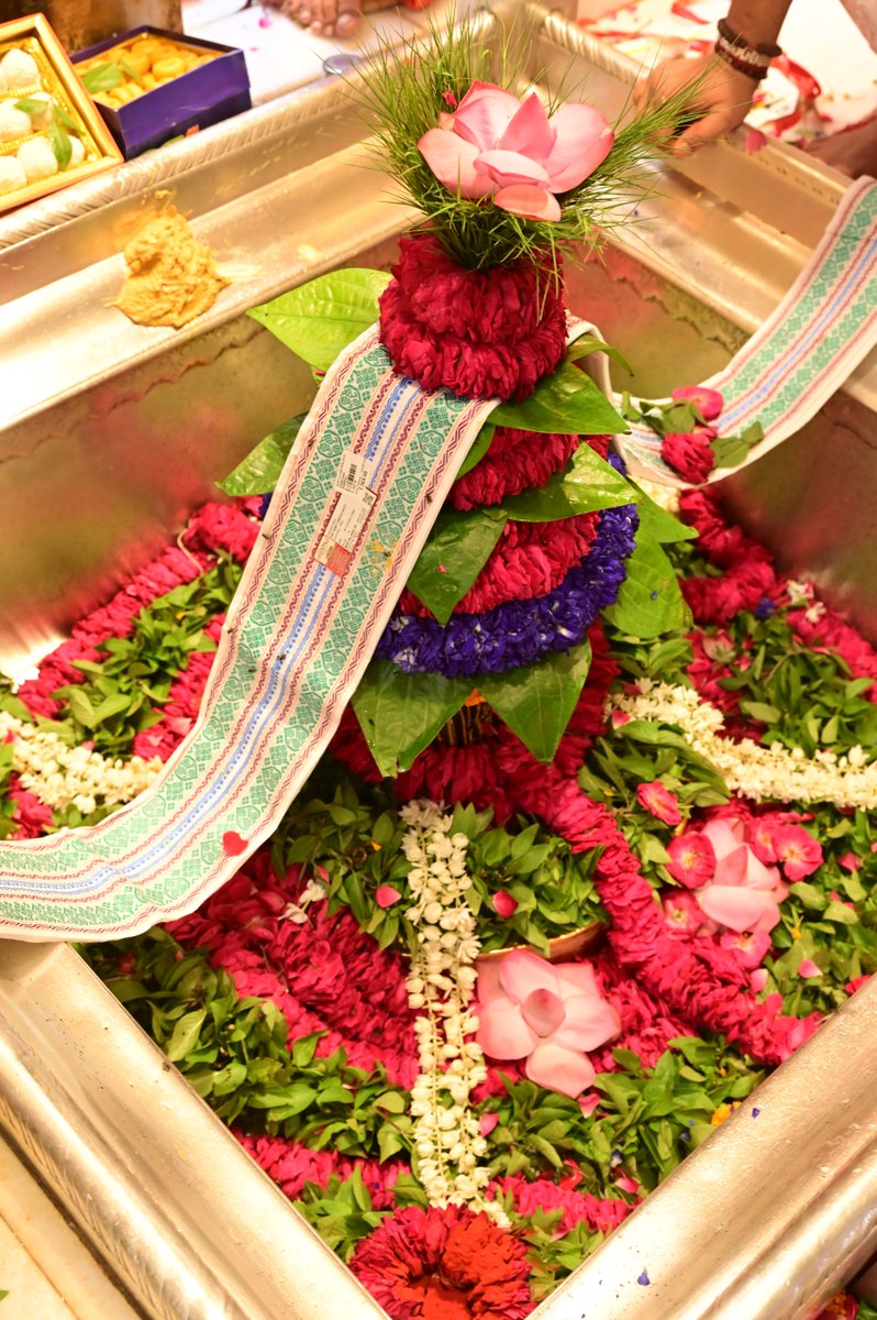 ShriVishwanath's tweet photo. श्री काशी विश्वनाथ जी की मध्यान्ह-भोग आरती I
#kashi #darshan #kashivishwanath #VishwanathDham #blessings https://t.co/p56VIgQ37c