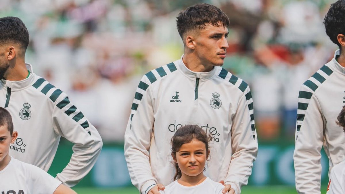 RadioCuler's tweet photo. 🚨 MERCADO: Racing pede €16 milhões por Salinas; Barça oferece no máximo €6 milhões

Barcelona e Racing seguem em um IMPASSE pela contratação de Jorge Salinas.

O Barça quer o lateral de 19 anos, que também pode atuar como zagueiro, mas não pretende pagar sua cláusula de €16 milhões.

O limite definido pelo Barcelona está entre €5 e €6 milhões.

O Racing, por outro lado, aceita negociar Salinas, mas exige uma quantia próxima dos €16 milhões.

• BARÇA

O Barcelona estuda incluir jogadores da base na operação para reduzir o valor em dinheiro.

O Racing não descarta a possibilidade, mas deixa claro que sua prioridade é receber dinheiro.

• CONCORRÊNCIA

O Barça não é o único interessado.

O Atlético de Madrid também acompanha a situação do jogador, que tem contrato com o Racing até 2029.

• SALINAS

O lateral já comunicou que seu desejo é jogar no Barcelona.

Mesmo assim, não pretende forçar uma saída e deve se reapresentar normalmente ao Racing na segunda-feira.

Salinas vem de uma grande temporada: disputou 33 jogos, deu 6 assistências e ajudou o Racing a retornar à primeira divisão.

Agora, Barça e Racing precisam encontrar um meio-termo para destravar a operação.

🗞️ @gbsans
📸 Instagram/jorgesaliiinas