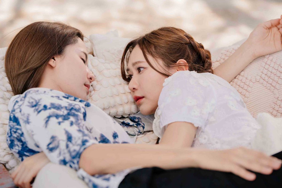 woopmag's tweet photo. “น้ำหนึ่ง” เผลอปกป้อง “เนย” แฟน ๆ ลุ้นความฟินกลางวิกฤตใน
“โซ่รักอัคนี”

#Namneungnoey #น้ำหนึ่งเนย
#โซ่รักอัคนี #4Elements #บ้านวาทินวณิช #NorthStarEntertainment #Ch7HD #iQIYI

เดินทางมาถึงครึ่งทางแล้ว สำหรับ “โซ่รักอัคนี” ซีรีส์เรื่องสุดท้ายจากเมกะโปรเจกต์ 4 Elements บ้านวาทินวณิช ของ
ค่าย นอร์ธสตาร์ โปรดักชั่น และในสัปดาห์นี้ แฟน ๆ ทีมบ้านไฟ
สิ้นสุดการรอคอย เมื่อความสัมพันธ์ของคู่กัดเริ่มเปลี่ยนไป ใคร
คนหนึ่งเริ่มยอมรับความรู้สึกที่ซ่อนอยู่ในใจ

ความเข้มข้นของเรื่องราวใน EP.4 โปรเจกต์พัฒนาเกาะของ
อัคนี ทำให้ “ไฟ” และ “กะเพรา” ต้องเดินทางลงพื้นที่ร่วมกัน พร้อม
กับ “บัว” ที่แอบติดรถมาด้วย ระหว่างสำรวจเกาะ ทั้งคู่ยังคงปะทะ
คารมกันไม่หยุด แต่ยิ่งใช้เวลาร่วมกัน “ไฟ” กลับเผยด้านที่อ่อน
โยนออกมาโดยไม่รู้ตัว ทั้งการดูแลกะเพรา พาชมสถานที่สำคัญ
และรับฟังไอเดียการพัฒนาเกาะที่คำนึงถึงวิถีชีวิตของชาวบ้าน จน
เริ่มมองเห็นอีกฝ่ายในมุมใหม่

แต่แล้วพายุลูกใหญ่ก็พัดถล่มเกาะ จนทั้งคู่ต้องติดอยู่ด้วยกัน
ในกระท่อมกลางทะเล ท่ามกลางสถานการณ์ที่ไม่มีทางเลือก
ความใกล้ชิดค่อย ๆ ทำให้กำแพงในหัวใจเริ่มสั่นคลอน แม้ปาก
จะยังคงกัดกันไม่เลิก แต่ช่วงเวลาที่ต้องพึ่งพากัน กลับทำให้ความ
รู้สึกบางอย่างก่อตัวขึ้นอย่างเงียบ ๆ ขณะเดียวกัน “ภาณี” กลับยิ่ง
ไม่พอใจที่ “ไฟ” กับ “กะเพรา” อยู่ด้วยกันตามลำพัง และยิ่งตอกย้ำ
อคติที่มีต่อกะเพรา

เมื่อค่ำคืนผ่านไป ความสัมพันธ์ของทั้งคู่ยิ่งใกล้ชิดกว่าที่เคย
ทั้งภาพความทรงจำในวัยเด็กที่หวนคืน และเหตุการณ์ไม่คาดฝันที่
ทำให้ “กะเพรา” ต้องอยู่ในอ้อมกอดของ “ไฟ” กลายเป็นจุดเปลี่ยน
สำคัญของหัวใจทั้งสองคน แม้เช้าวันรุ่งขึ้นพวกเขาจะยังคงปาก
แข็งและปะทะคารมเหมือนเดิม แต่ความรู้สึกที่ซ่อนอยู่กลับไม่อาจ
หลอกตัวเองได้อีกต่อไป… และการเดินทางกลับจากเกาะครั้งนี้
อาจไม่ใช่แค่การจบภารกิจ แต่เป็นจุดเริ่มต้นของความรักที่ไม่มี
ใครทันรู้ตัว

ความรักเริ่มก่อตัวท่ามกลางอันตราย ความใกล้ชิดจะทำให้
กำแพงในหัวใจเริ่มสั่นคลอน หรือไม่ ห้ามพลาด “โซ่รักอัคนี”
EP.4 วันเสาร์ที่ 1 สิงหาคม เวลา 20.30 น. ทาง ช่อง 7HD และรับ
ชมออนไลน์เวอร์ชัน UNCUT เวลา 21.30 น. ผ่านแอป iQIYI และ
เว็บไซต์ https://t.co/y2qD18FW5U เท่านั้น
ติ ด ต า ม ข้ อ มู ล ข่ า ว ส า ร เ พิ่ ม เ ติ ม ข อ ง เ ม ก ะ โ ป ร เ จ ก ต์ ซี รี ส์ 4
Elements บ้านวาทินวณิช ได้ทุกช่องทางโซเ ชียลมีเดีย
Facebook / Instagram / TikTok / X : 4elementsgl