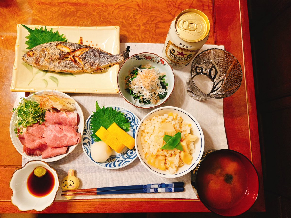 CAROL_KT's tweet photo. 今日の晩ごはーんっ！　#おうちごはん　#おうちご飯　#筍の炊き込みご飯　#しじみのお味噌汁　#卵焼き　#和風ローストビーフ　#ほうれん草としらすのおひたし　#イサキの塩焼き https://t.co/qwW1b9dxFO