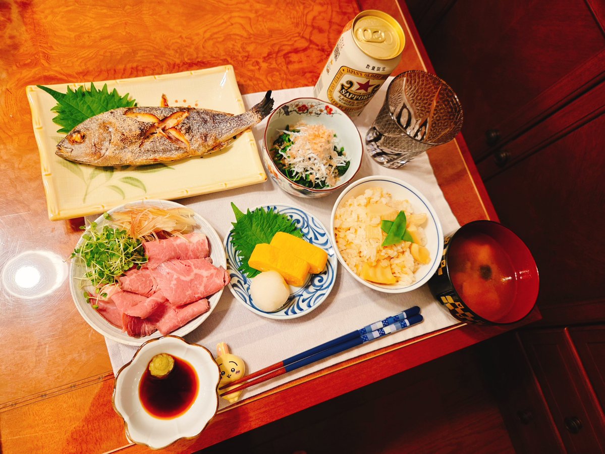 CAROL_KT's tweet photo. 今日の晩ごはーんっ！　#おうちごはん　#おうちご飯　#筍の炊き込みご飯　#しじみのお味噌汁　#卵焼き　#和風ローストビーフ　#ほうれん草としらすのおひたし　#イサキの塩焼き https://t.co/qwW1b9dxFO