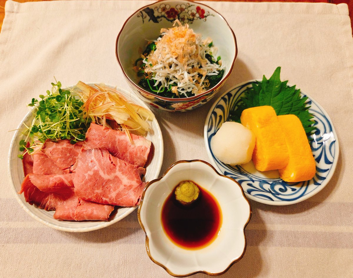 CAROL_KT's tweet photo. 今日の晩ごはーんっ！　#おうちごはん　#おうちご飯　#筍の炊き込みご飯　#しじみのお味噌汁　#卵焼き　#和風ローストビーフ　#ほうれん草としらすのおひたし　#イサキの塩焼き https://t.co/qwW1b9dxFO