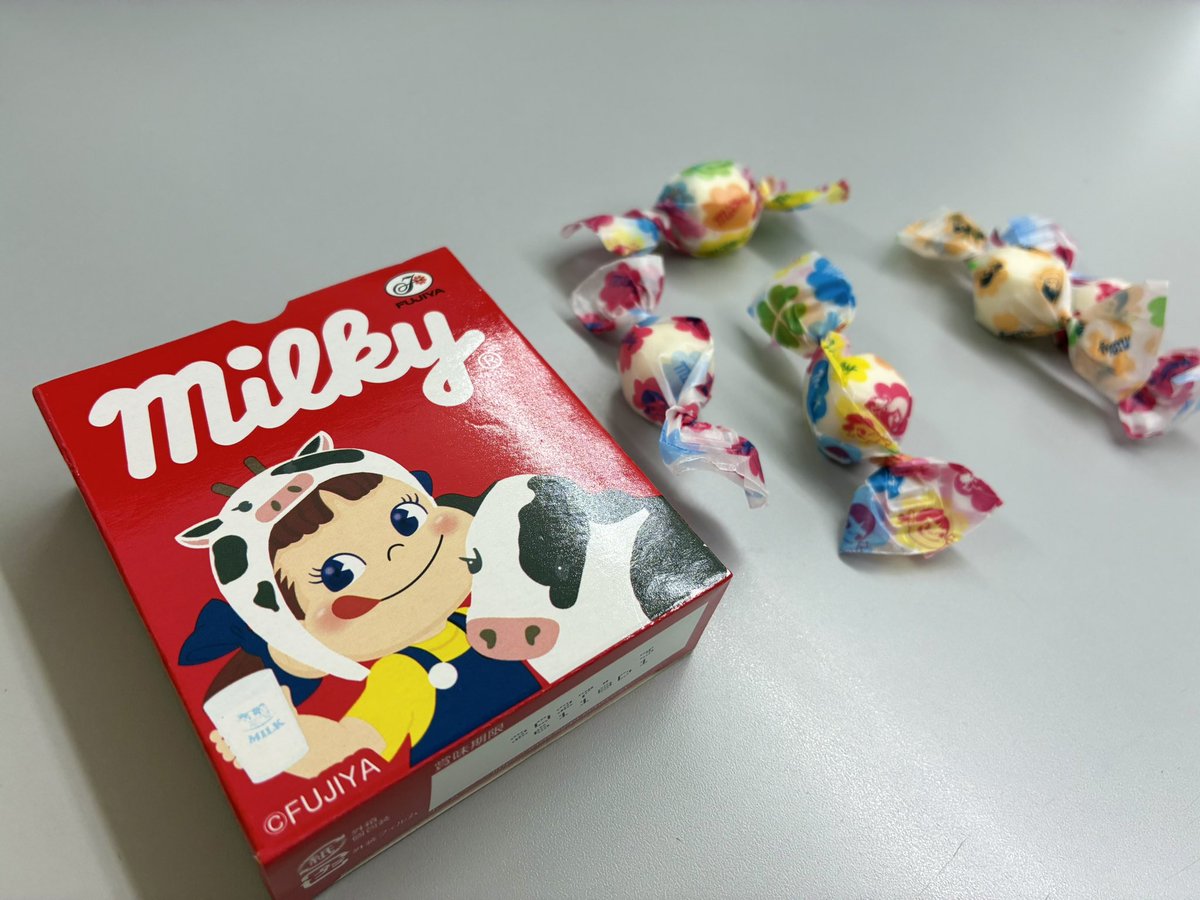 sayachans's tweet photo. 八雲町限定の
ミルキー🍬(ỏڡ<)

開けたら２つレインボーが
入ってて🌈

１つ食べたら
四葉のクローバーが🍀

レインボーはよくあるみたいやけど
クローバーはネットで調べても
画像出て来なくて😊

いいことあるといいな🤍
#不二家
@fujiya_jp https://t.co/X6Agg2Zu5F