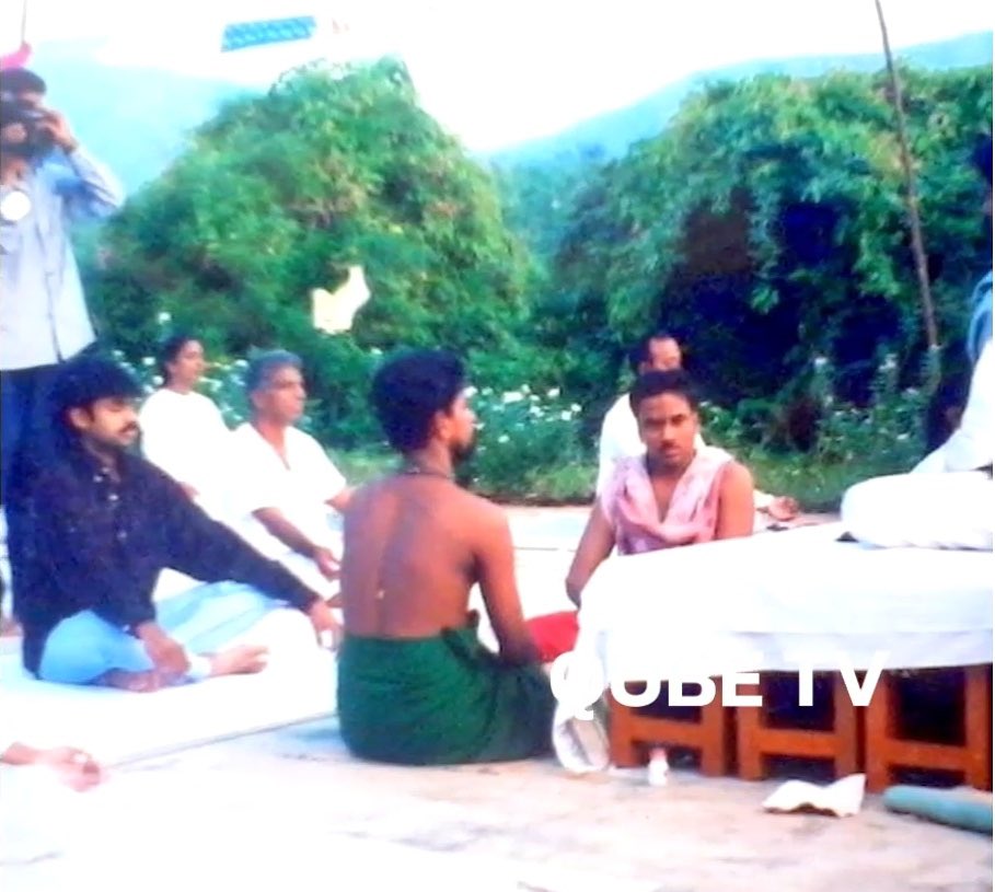 PJRaghuRanjith's tweet photo. At the age of 19, @PawanKalyan developed a deep inclination towards spirituality. & immersed himself in Kriya Yoga and was blessed with Shakthipatham by Shri Prabhakar Guruji, laying the foundation for a lifelong pursuit of inner growth.

పవన్ కళ్యాణ్ గారు ఎప్పుడూ confusion లో ఉండరు, clarity తో ఉంటారు 😊 మీరు ఇప్పుడు చూస్తున్న Unapologetic Sanatani, వారాహి మాత పుత్రుడు 19yrs నుంచి తయారు అయ్యాడు 🕉️

#SanatanaDharma
#AndhraPradesh