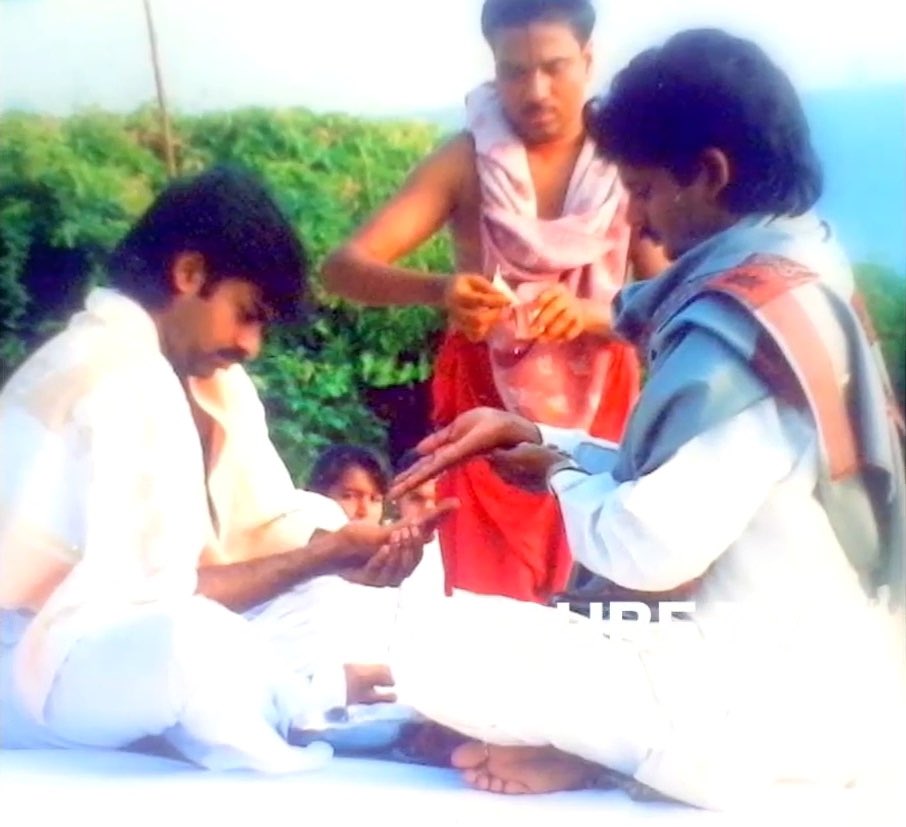 PJRaghuRanjith's tweet photo. At the age of 19, @PawanKalyan developed a deep inclination towards spirituality. & immersed himself in Kriya Yoga and was blessed with Shakthipatham by Shri Prabhakar Guruji, laying the foundation for a lifelong pursuit of inner growth.

పవన్ కళ్యాణ్ గారు ఎప్పుడూ confusion లో ఉండరు, clarity తో ఉంటారు 😊 మీరు ఇప్పుడు చూస్తున్న Unapologetic Sanatani, వారాహి మాత పుత్రుడు 19yrs నుంచి తయారు అయ్యాడు 🕉️

#SanatanaDharma
#AndhraPradesh