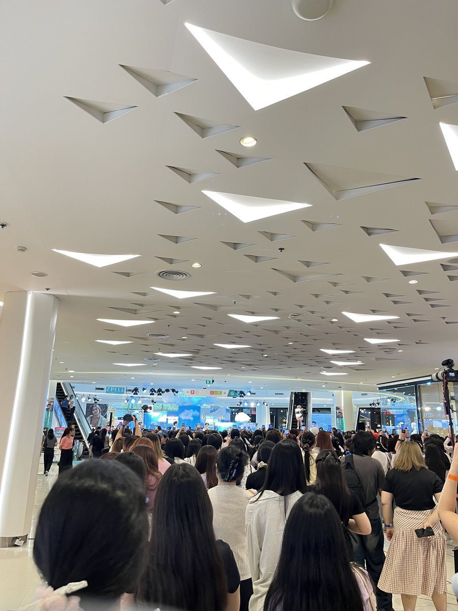 jjkSophiee's tweet photo. Trust me, the majority of us are grown adults who have a jobs and busy schedule. 

despite all that, some still made time to attend in person and show support no matter what (thank you) 

🥹🫶

SWEET SCENT WITH NUNEW
#WithatXNunew #NuNew https://t.co/sClhnIPmLx