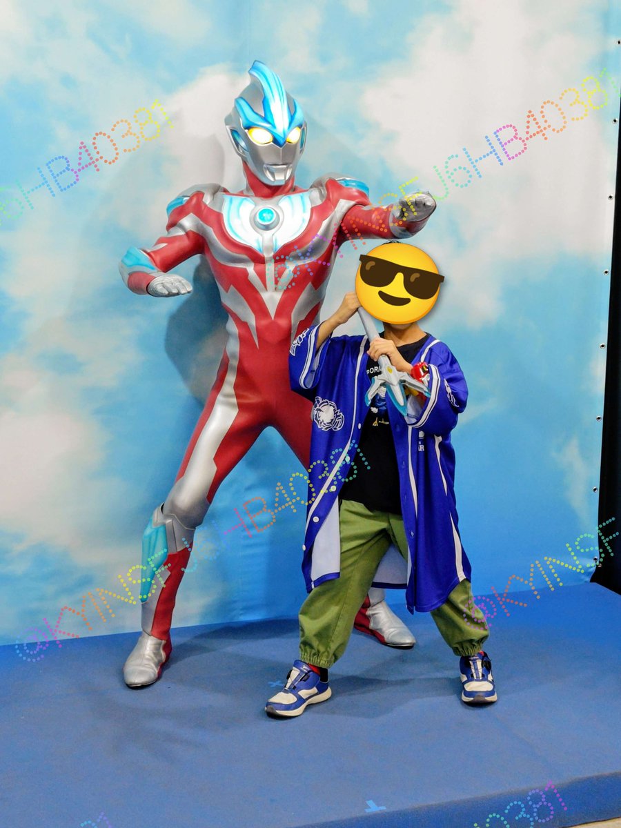 kyinFSJ6hB40381's tweet photo. 本日のショットはギンガとコスモス!!
撮影終わりにウルトラマンと握手するけど、緊張しすぎて顔を見れない息子…
　恥ずかしいそーですwww

#ウルトラヒーローズEXPO
#ウルサマ https://t.co/ncvO93sjgd