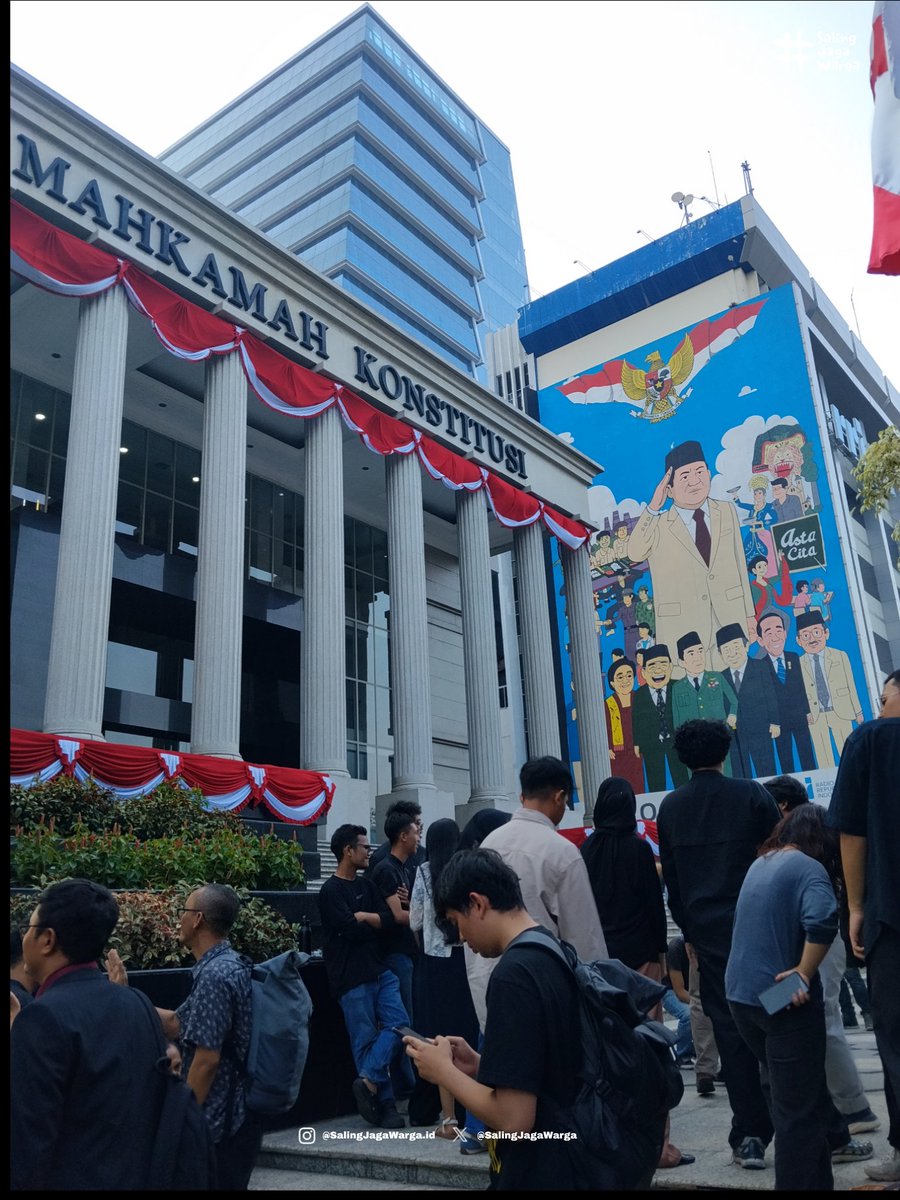SalingJagaWarga's tweet photo. Situasi terkini di MK
Teman-teman dari MBG Watch &amp; Perwakilan UI menyuarakan aspirasi di depannya gedung MK.

Kemungkinan setelah ini kita akan geser ke Patung Kuda.

#SalingJagaWarga https://t.co/8YgCBpfnOa